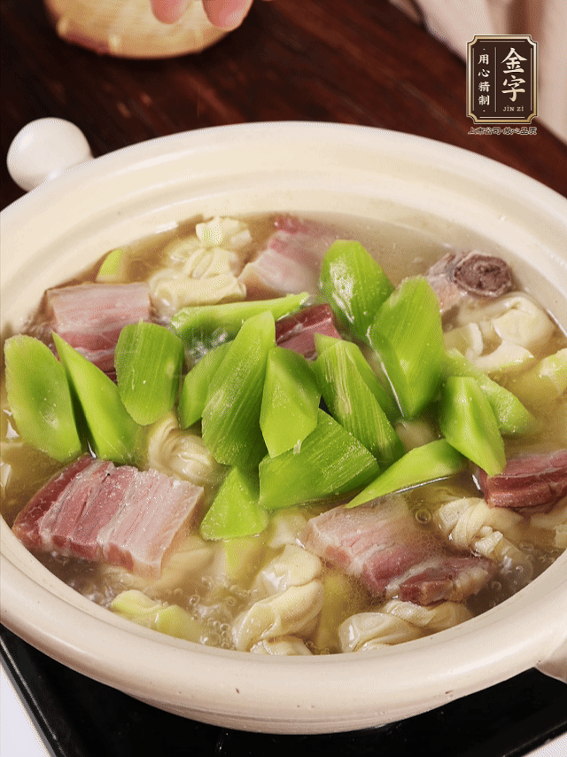 下春筍、百葉結(jié)，繼續(xù)燉15分鐘。最后下萵筍煮3分鐘，少許鹽調(diào)味。