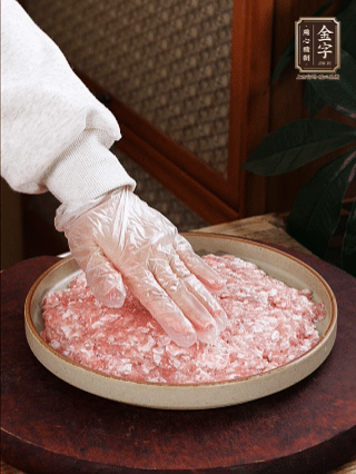 依次鋪肉末，碼入雞蛋豆腐，再鋪上金字香腸。