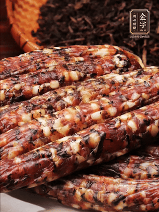 金字土香腸、金字梅干菜香腸、金字醬肉，切片
