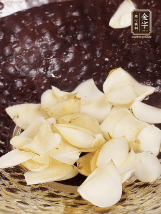 大蒜、生姜、紅蔥頭處理成粒。青辣椒切碎