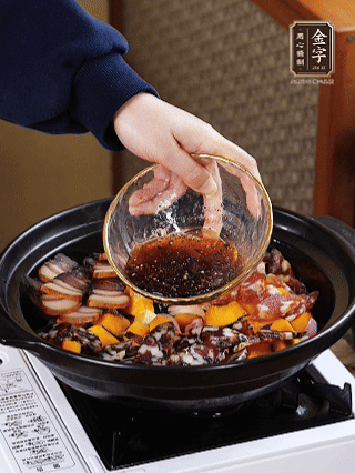 姜、蒜、蔥頭粒煎香，倒入南瓜，煎至兩面焦香