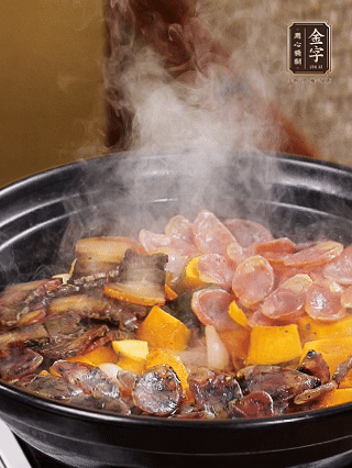 關(guān)火鋪上土香腸、梅干菜香腸、醬肉，加生抽、清水、黑胡椒粉調(diào)成的料汁，中火焗5分鐘