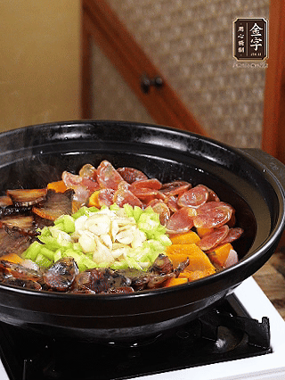 中間放入百合，圍一圈青椒碎，小火再焗2分鐘