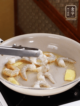 秘制煲仔飯醬油：2勺蒸魚(yú)豉油、半小勺糖、1大勺清水?dāng)嚢杈鶆蛑?分鐘