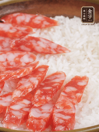 砂鍋加入半勺豬油、半勺花生油抹勻，倒入絲苗米，加水沒(méi)過(guò)大米一指高，蓋蓋大火煮至水分微干