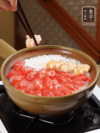 開(kāi)蓋戳幾個(gè)洞均勻受熱，鋪臘腸、蝦仁，蓋蓋小火煮5分