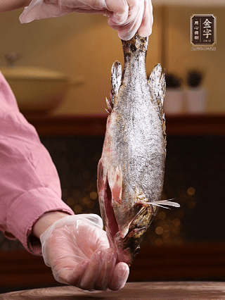 鱖魚殺好洗凈，去頭去尾留用，貼著魚背去掉主刺，再切成大小均勻的魚塊