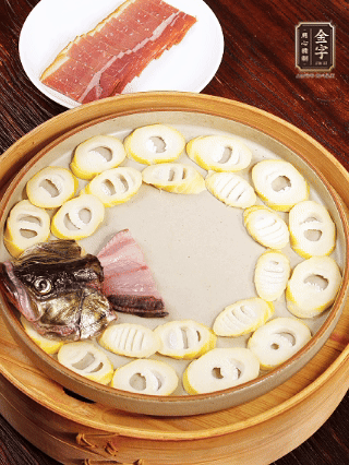 取一個深一點的盤子，按照“春筍墊底、魚肉居中、火腿蓋頂”的順序擺放。魚頭和魚尾擺在兩端，還原整魚形狀