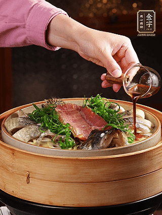蒸魚時做蒸魚醬汁：鍋中少油，蔥白段、姜片、蒜片、洋蔥絲爆香，加2勺蒸魚豉油、3勺清水、一點白糖煮沸。（比單純淋蒸魚豉油香得多）